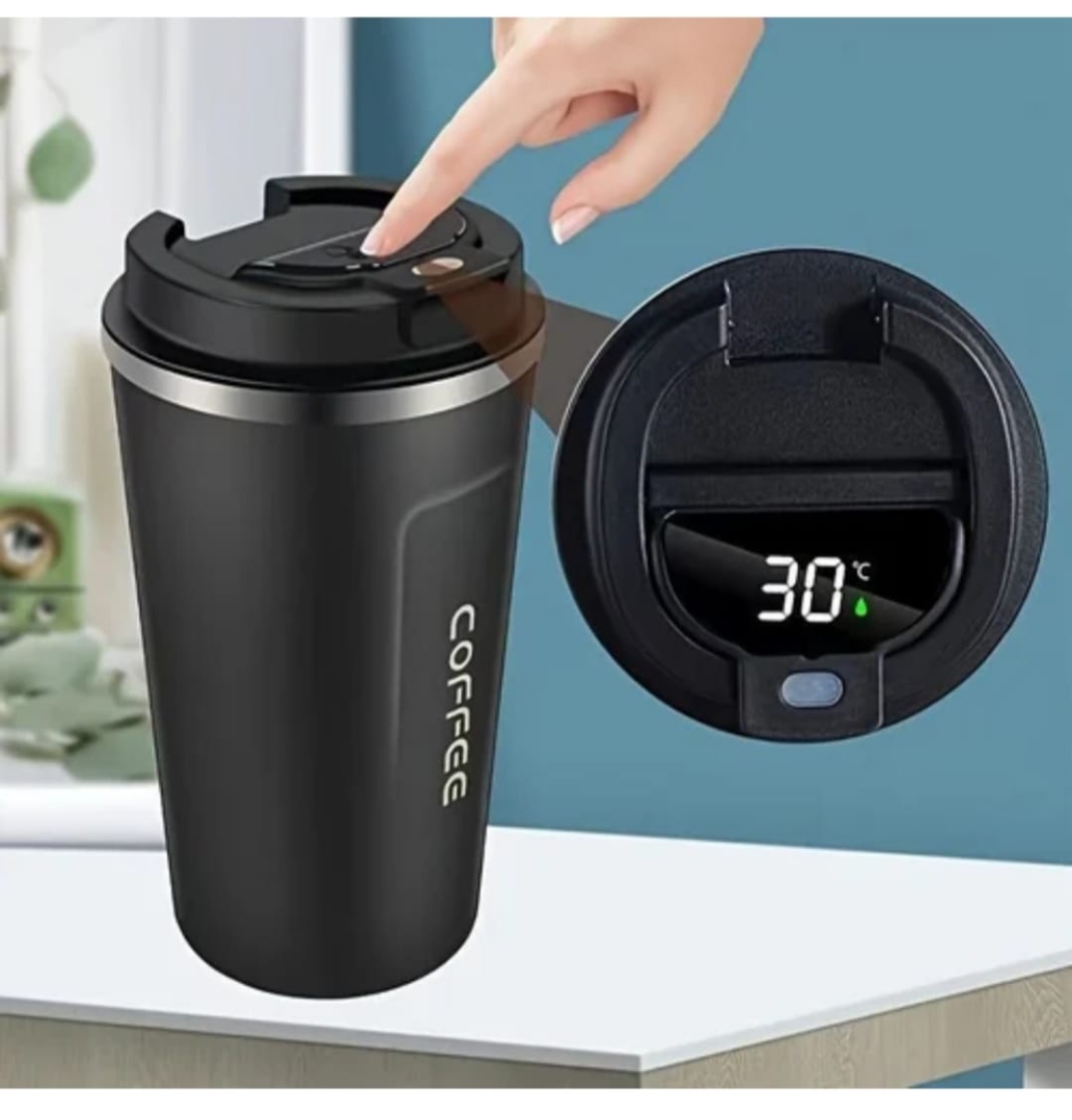 صورة كوب قهوة حراري مع شاشة عرض لدرجة الحراة 