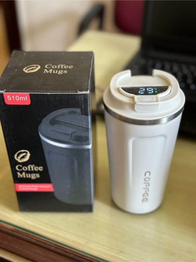 صورة كوب قهوة حراري مع شاشة عرض لدرجة الحراة 