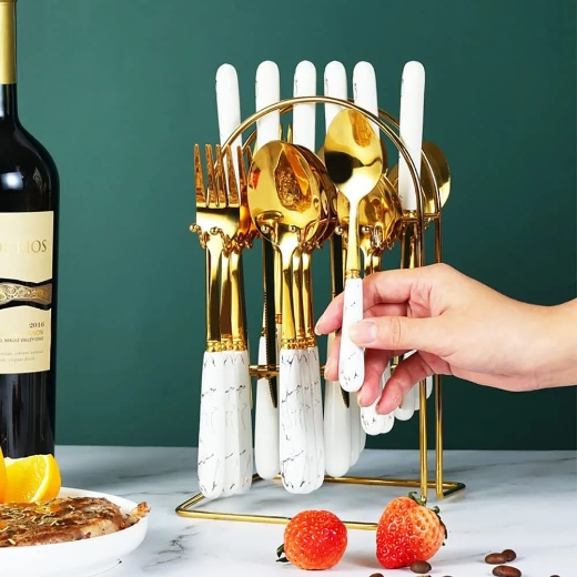 صورة طقم أدوات مائدة انيق يتميز بمقابض بيضاء رخامية (ملاعق شوكه سكين )